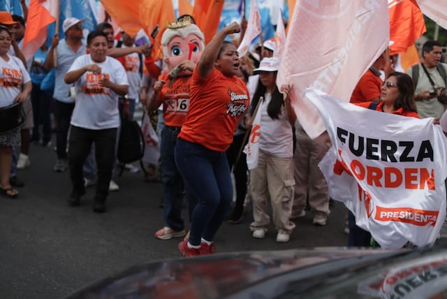 Simpatizantes de partidos llegan a exteriores del Centro de Convenciones por debate presidencial (Foto: Julio Reaño/GEC)