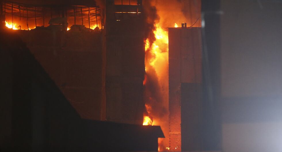 Incendio devastador en Barrios Altos genera caos y amenaza a la comunidad