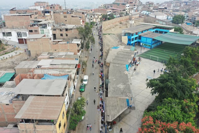Se apertura las mesas de sufragio en el colegio San Luis Gonzaga de SJM, personas aún tienen quejas por el trabajo del personal de ONPE (Fotos: Julio Reaño/@photo.gec)