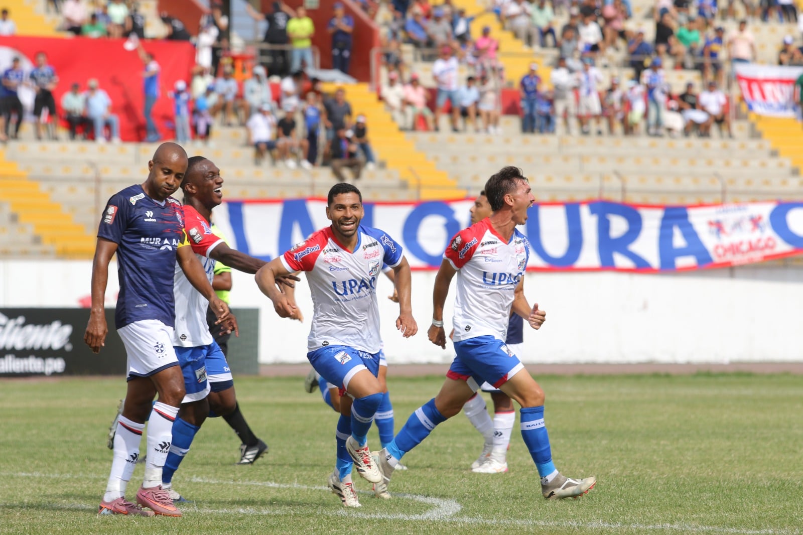 El colombiano José Carlos Muñoz y el defensa nacional Luis Álvarez anotaron en el triunfo del cuadro trujillano. Tricolores y “Santos” terminaron con 10 hombres. (Fotos: CAM)