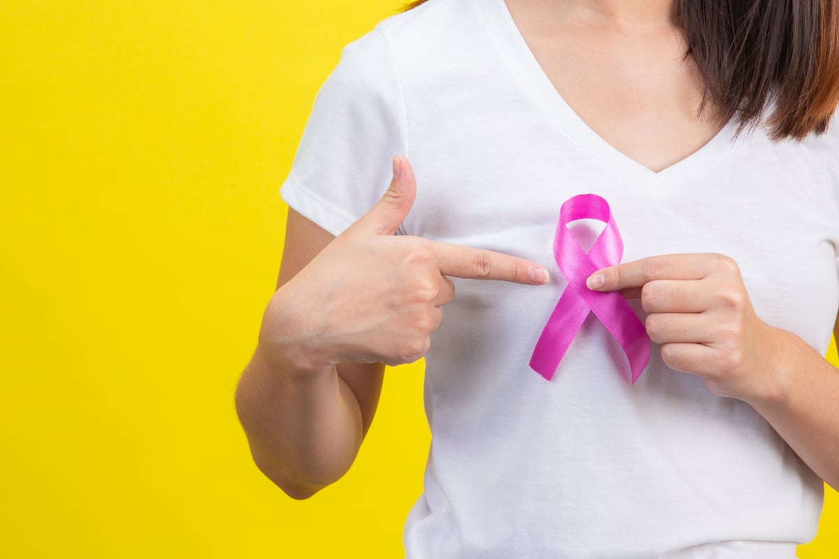 Las mujeres pueden acudir a una evaluación de salud mamaria desde los 20 o 25 años, según sus necesidades. El mastólogo Gonzalo Ziegler explica qué exámenes corresponden en cada etapa y qué síntomas no deben ignorarse.