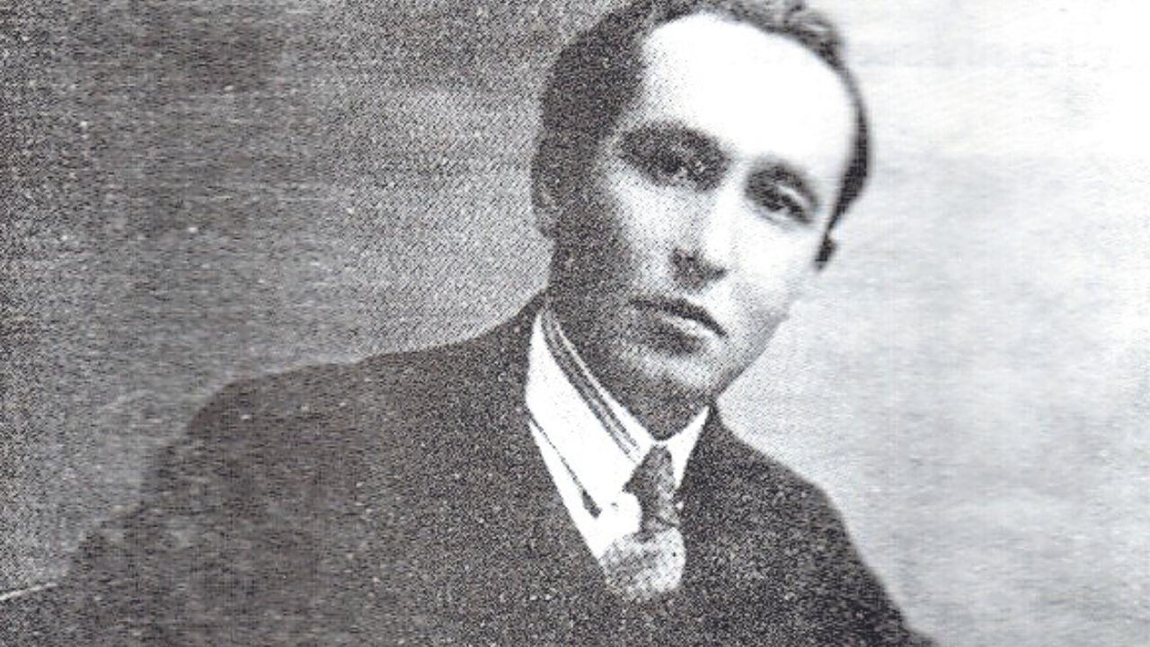 La crítica literaria la plasmó Antenor Orrego a través de sus reflexivos y exploradores artículos publicados especialmente en los diarios que dirigió.