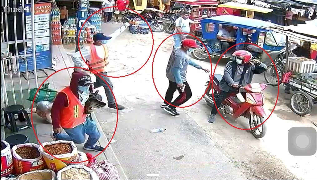 Vecinos y comerciantes lograron atrapar a un hampón adolescente cuando, en su fuga, la moto que manejaba chocó con una mototaxi. Los otros lograron escapar.