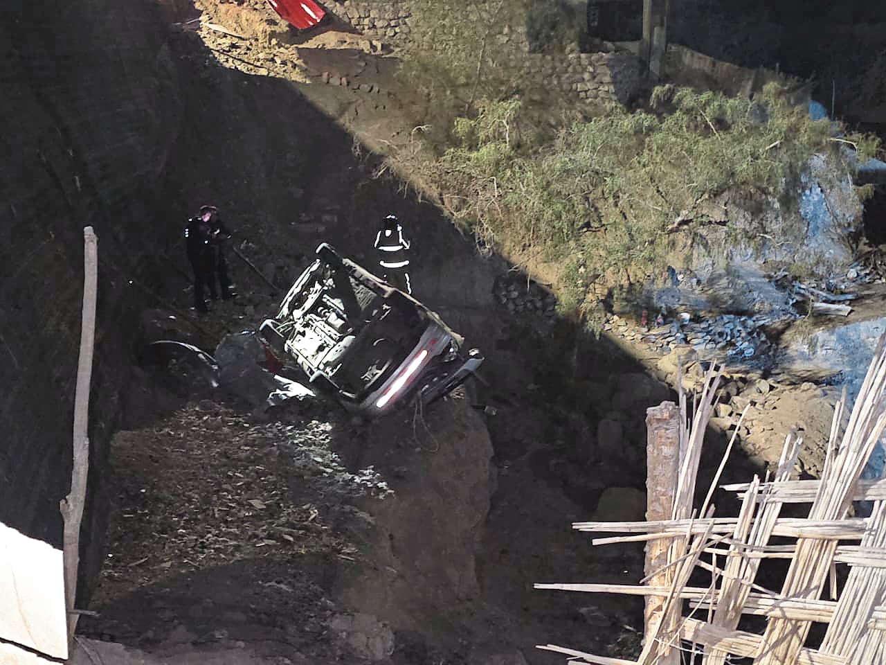 El vehículo terminó volcado con las llantas hacia arriba en un terreno cercano a viviendas habitadas. (Foto: Difusión)
