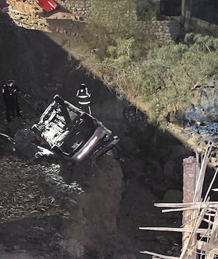 El vehículo terminó volcado con las llantas hacia arriba en un terreno cercano a viviendas habitadas. (Foto: Difusión)