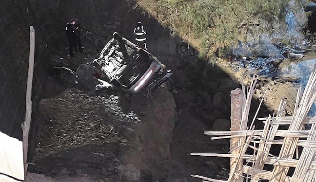 El vehículo terminó volcado con las llantas hacia arriba en un terreno cercano a viviendas habitadas. (Foto: Difusión)