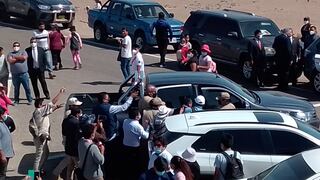 Tacna: Gobernador hace caer a periodista cuando rehuía sin declarar (VIDEO)