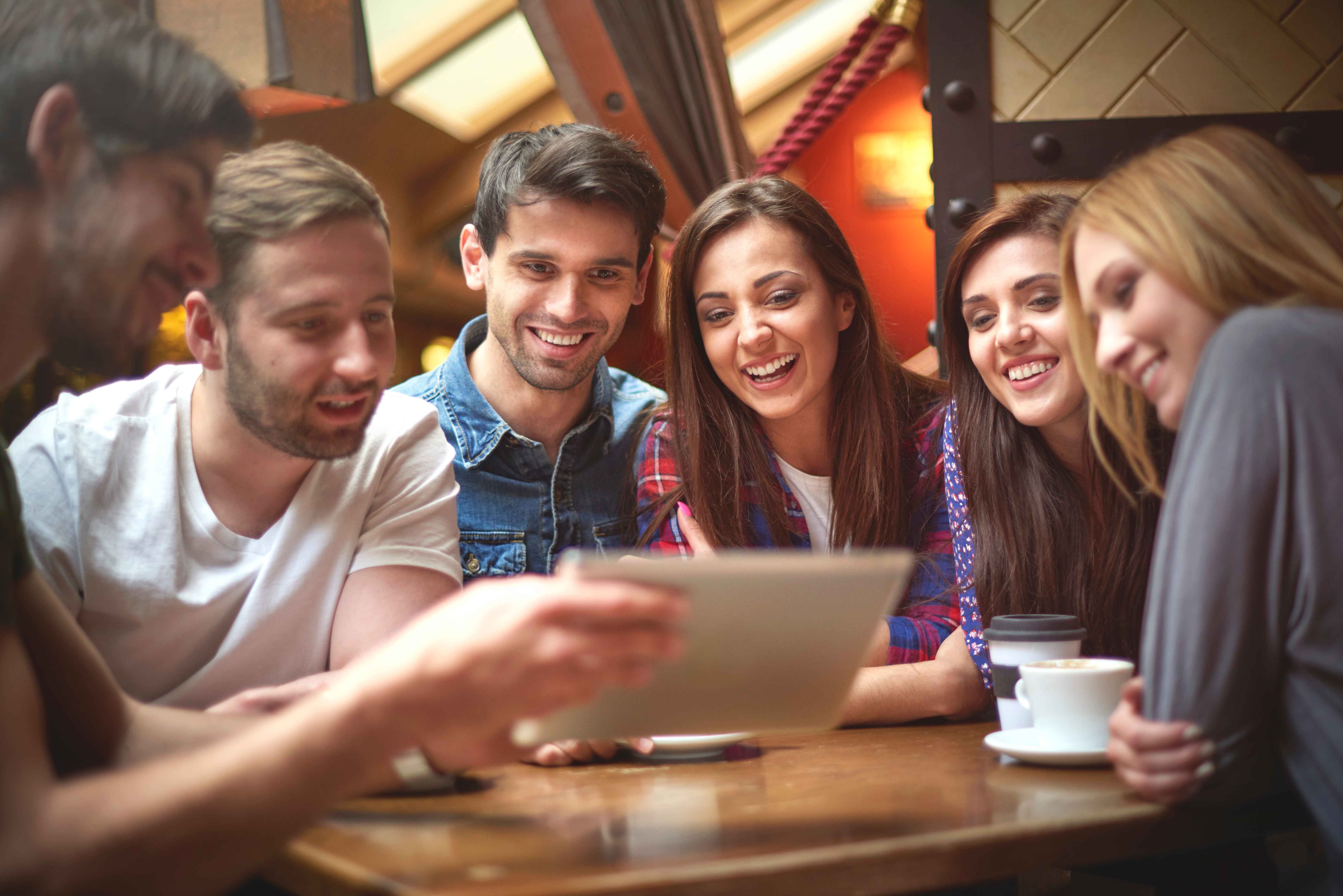 El crecimiento de los entornos digitales está modificando los hábitos de aprendizaje. Expertos señalan que las redes sociales facilitan la práctica cotidiana del inglés, aunque recomiendan complementarlas con una formación estructurada.