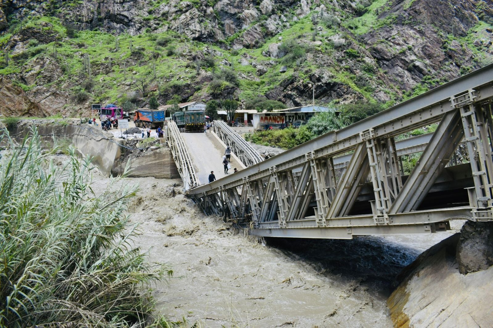 El vicegobernador regional de La Libertad, Ever Cadenillas Coronel, llegó al puente Baños Chimú y analiza la posibilidad de habilitar de manera urgente un pase temporal peatonal y para vehículos menores.