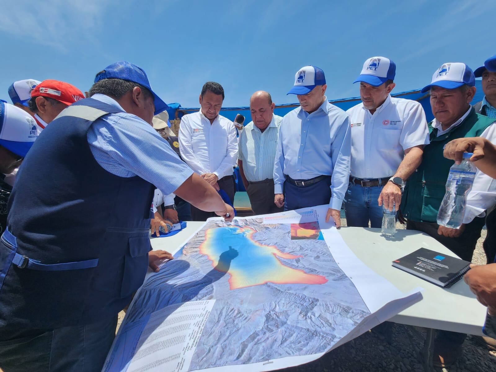 Funcionarios expusieron el proyecto hídrico a los ministros en el lugar donde se ejecutaría. (Foto: Difusión)