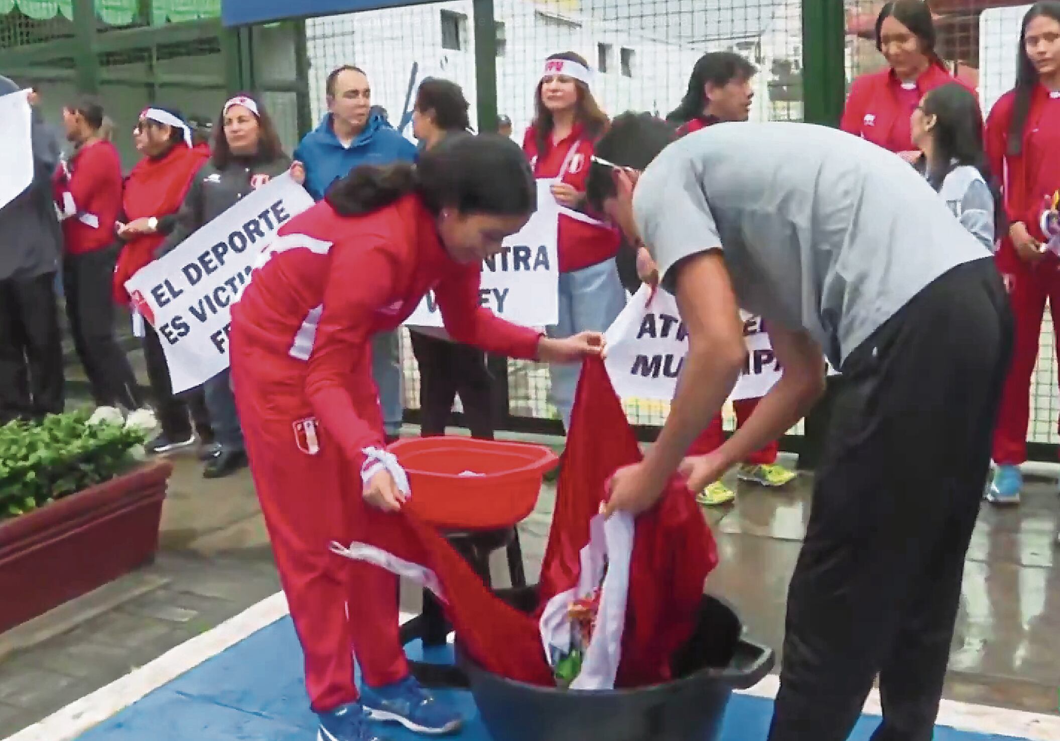 Deportistas y trabajadores buscan recuperar espacio en el que se forjaron las leyendas del vóley y que hoy está en manos de municipio distrital.