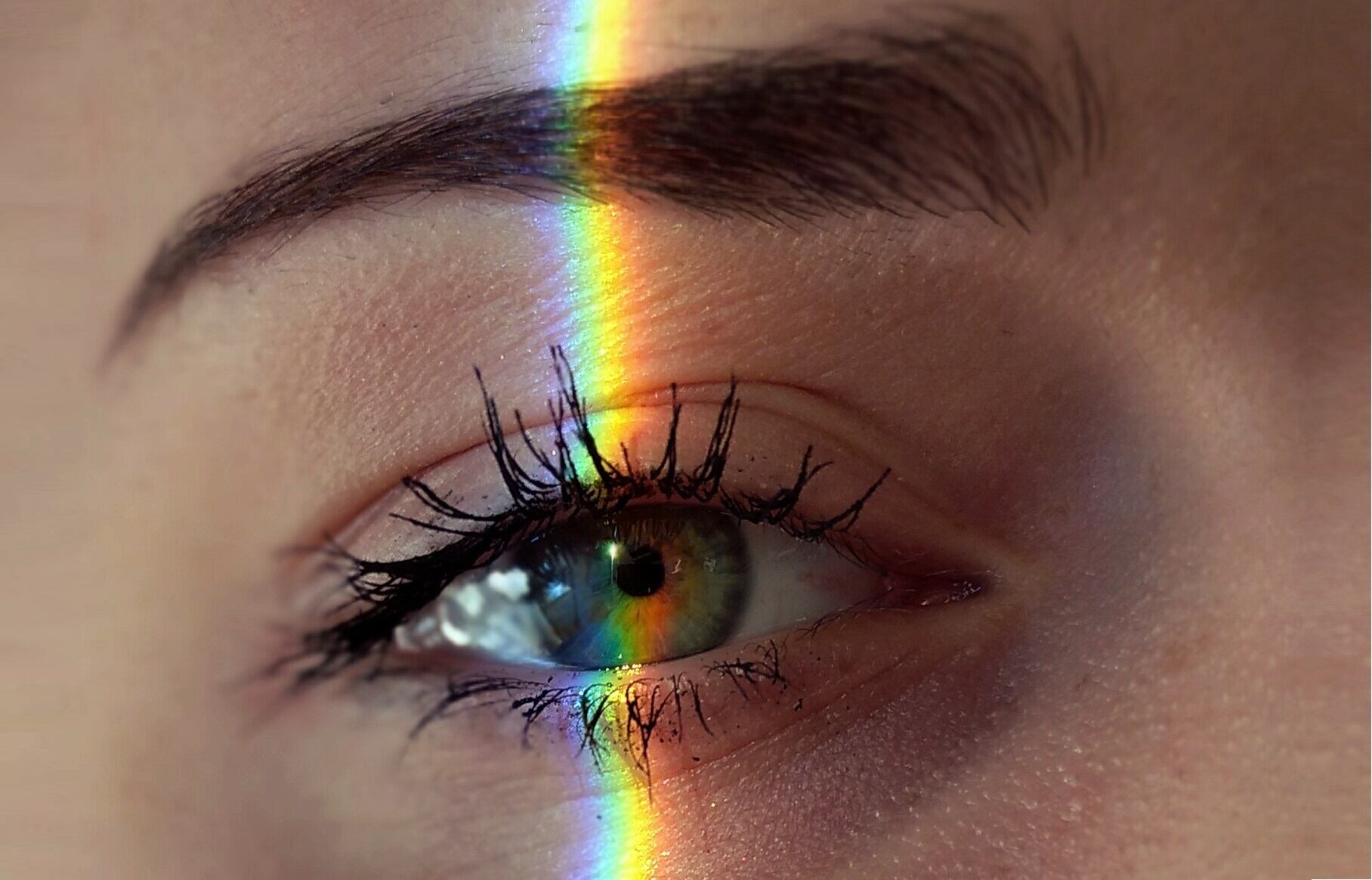 La especialista menciona que existen productos para el cuidado de la piel que contienen antioxidantes y estos pueden ayudar a reducir la apariencia de las ojeras. (Foto: Pexel / Ennie Horvath)