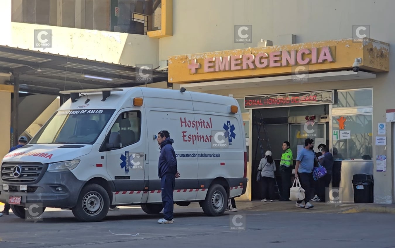 Dos pasajeras heridas del accidente en la carretera Cusco-Arequipa llegaron al hospital Honorio Delgado Espinoza. (Foto: Yunsu Pariapaza/@photo.gec)