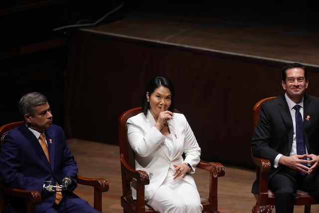 Keiko Fujimori recibió sus credenciales del JNE