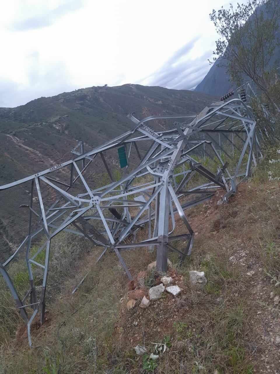 El último martes presuntas organizaciones criminales derribaron una torre de alta tensión y se exige se las detenga y se les castigue con severidad.