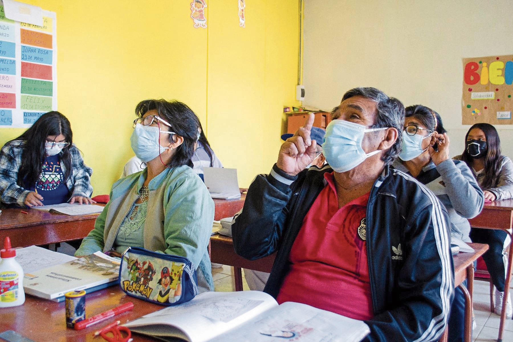 Adultos mayores en Arequipa aprenden a escribir. Foto: GEC.