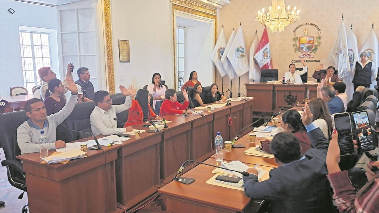 Fueron denunciados por la presunta comisión del delito contra la administración pública en la modalidad de rehusamiento o demora de actos funcionales en agravio del Estado, pues no cumplieron con su labor de indagar hechos irregulares en los que están involucrados sus colegas. Las pesquisas durarán 120 días.