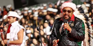 El cantante y cofundador de Village People falleció tras una breve pero agresiva enfermedad. Su icónica canción “Y.M.C.A.” marcó la música disco y volvió a ganar notoriedad en los actos de Donald Trump. (Photo by Tommaso Boddi / GETTY IMAGES NORTH AMERICA / AFP)