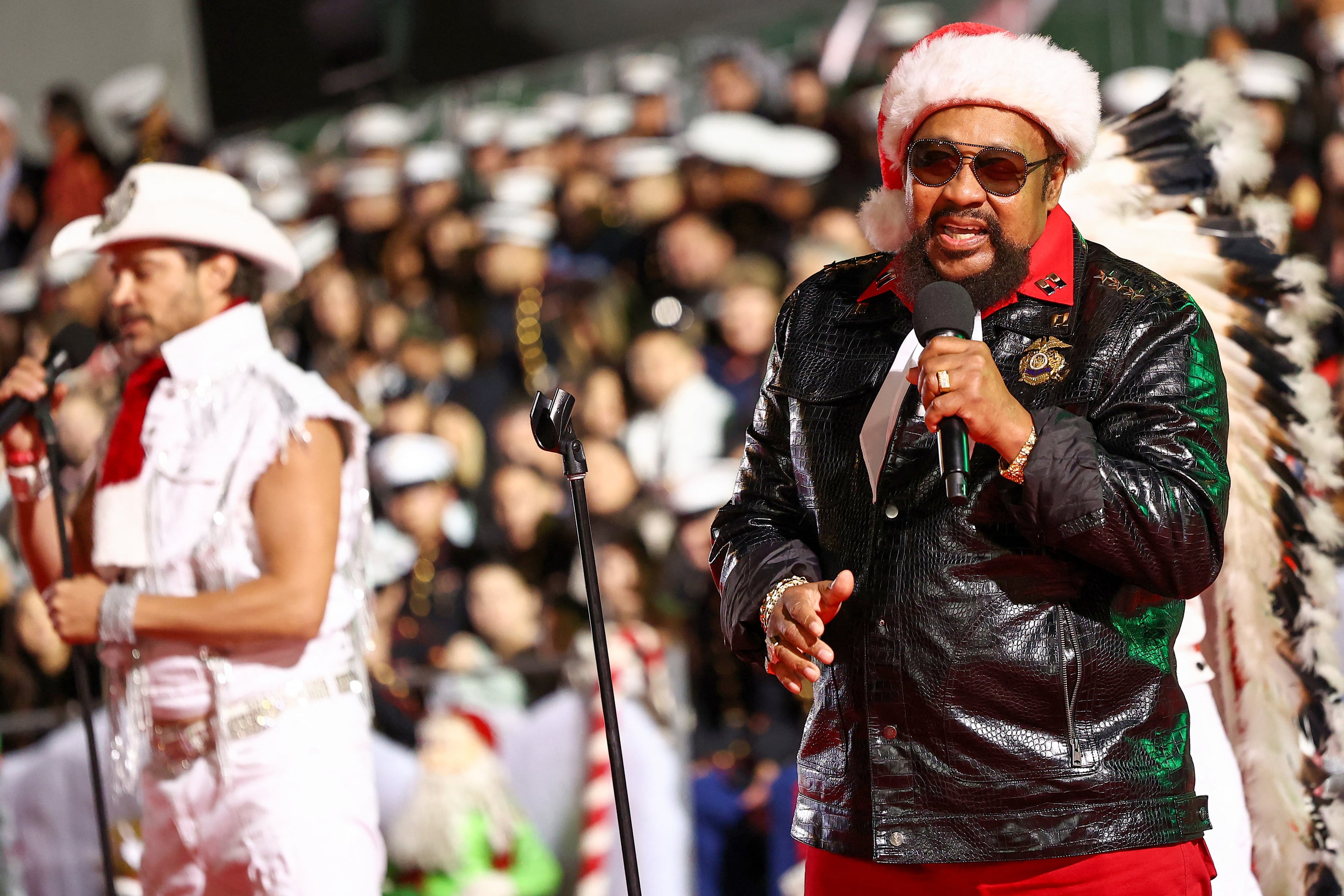El cantante y cofundador de Village People falleció tras una breve pero agresiva enfermedad. Su icónica canción “Y.M.C.A.” marcó la música disco y volvió a ganar notoriedad en los actos de Donald Trump. (Photo by Tommaso Boddi / GETTY IMAGES NORTH AMERICA / AFP)