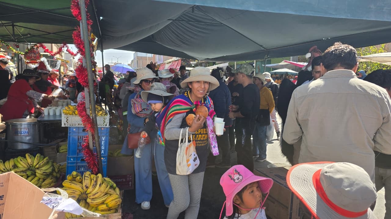 Gran Chocolatada en mercado mayorista de Río Seco, Cerro Colorado. (Foto: Yunsu Pariapaza/@photo.gec)