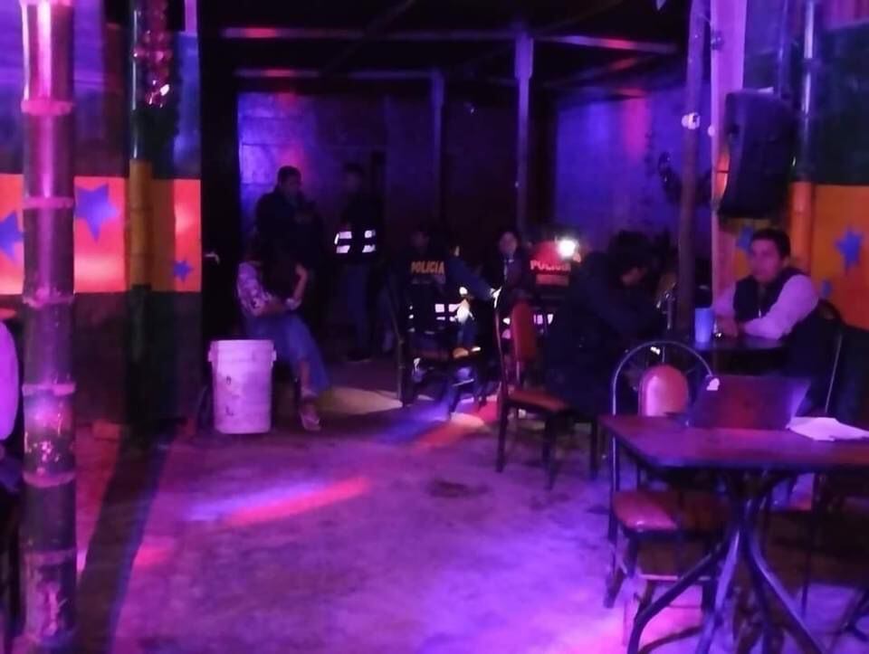 Se encontró a nueve varones y cinco mujeres en local. (Foto: Difusión)