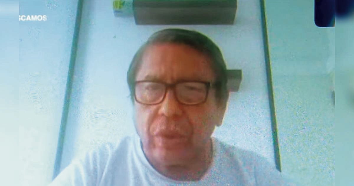 Prófugo dio entrevista escondido en un baño.