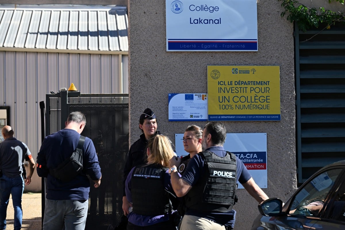 El adolescente ingresó con una escopeta al colegio Joseph-Lakanal, cerca de Marsella, y abrió fuego contra dos integrantes del personal educativo. Fue reducido por un trabajador de la institución antes de ser detenido por la Policía. (Photo by Miguel MEDINA / AFP)