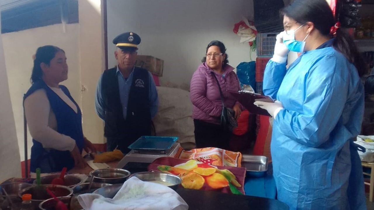 Verifican que cumplan con las medidas sanitarias y de bioseguridad.