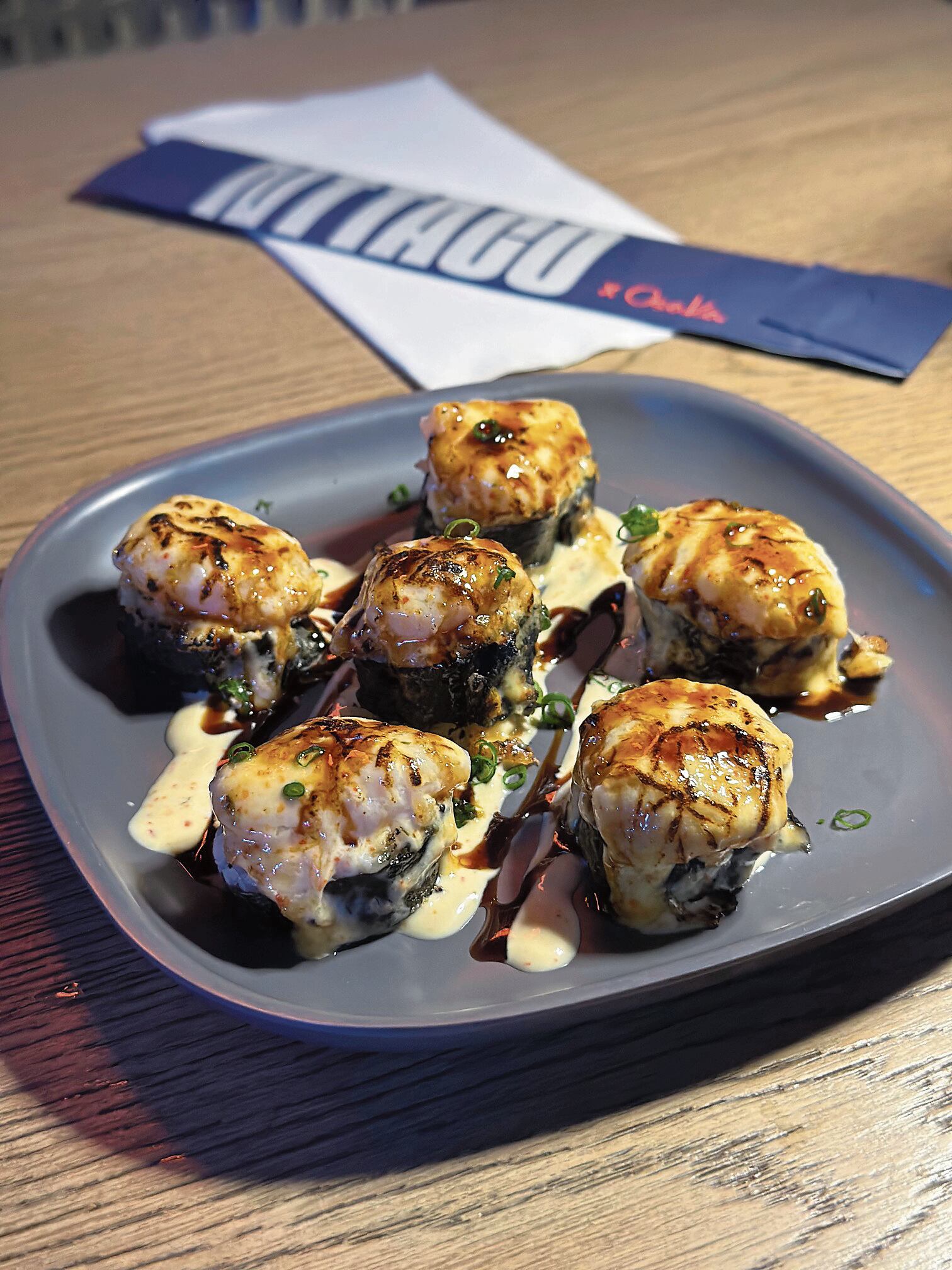 Destaca la alga nori frita moldeada en forma de taco que se rellena de distintos sabores: salmón, atún picante, conchas con trufa o cangrejo ahumado.