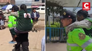 Junín: Policía carga en su espalda a mujer con discapacidad para que pueda votar