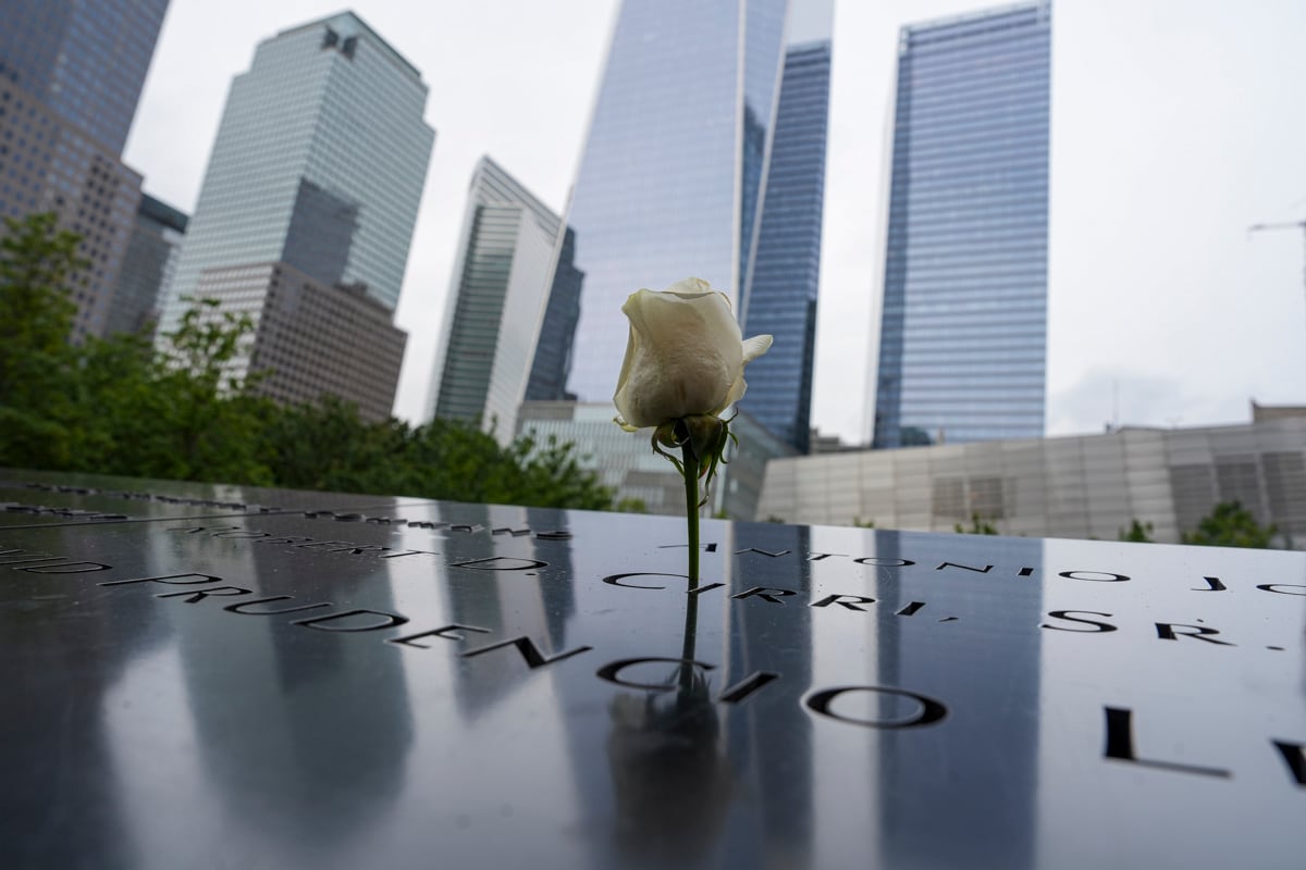 Una flor puesta en el Monumento y Museo Nacional del 11 de Septiembre en Nueva York, Estados Unidos, el 31 de agosto de 2026. (Ángel Colmenares / EFE)