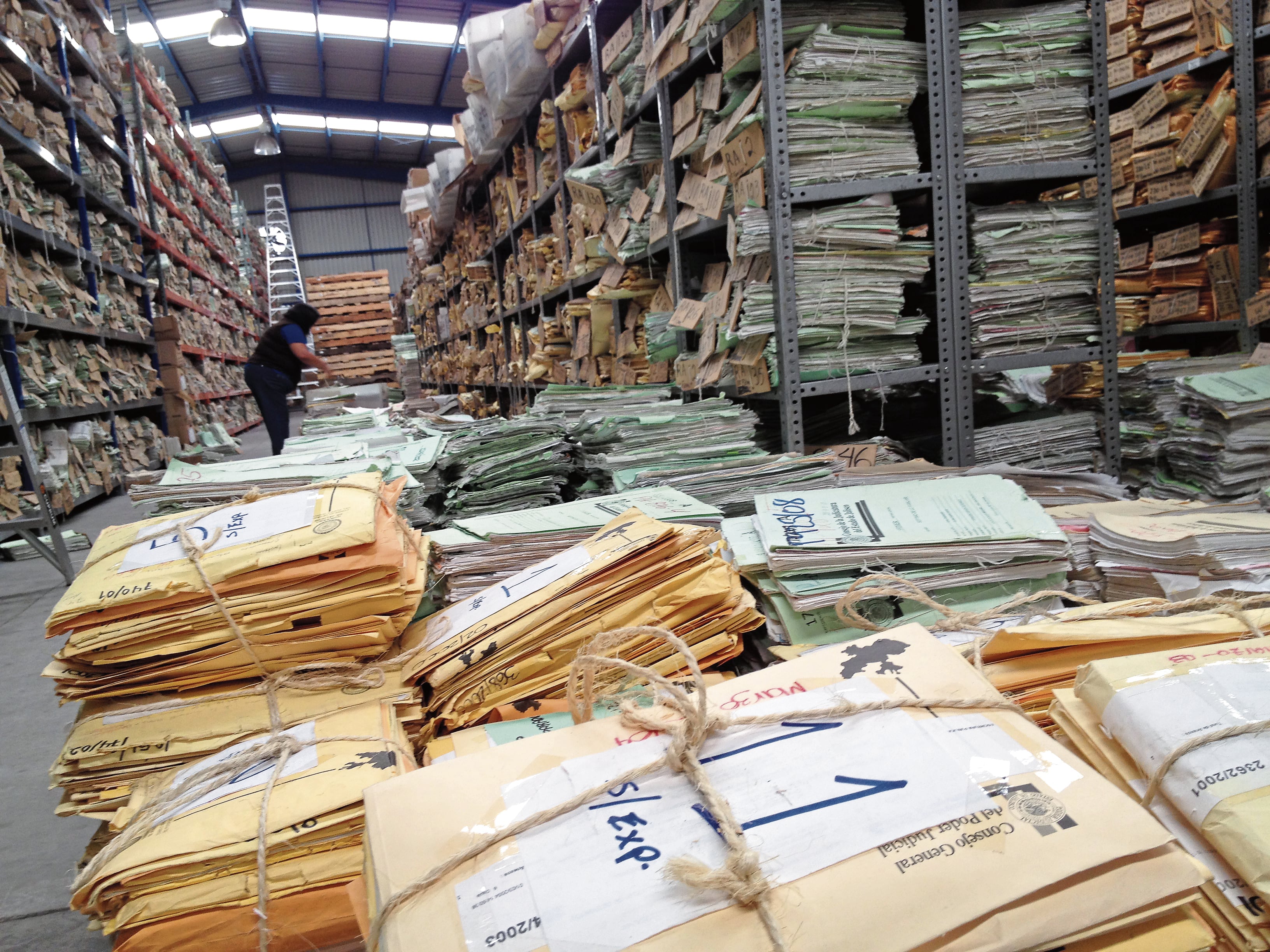 El déficit del personal y la sobrecarga de trabajo en el sistema judicial de Piura son algunos factores que contribuyen al problema. Cada uno de los 86 jueces resuelve tres casos por día, como promedio. El aumento de la violencia en los nucleos familiares y en las calles empeora la situación del sector justicia