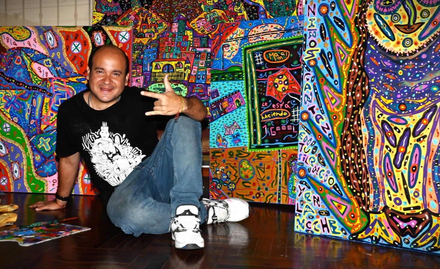 Artista Humberto Saldarriaga que expone sobre los animales y flora amazónica.