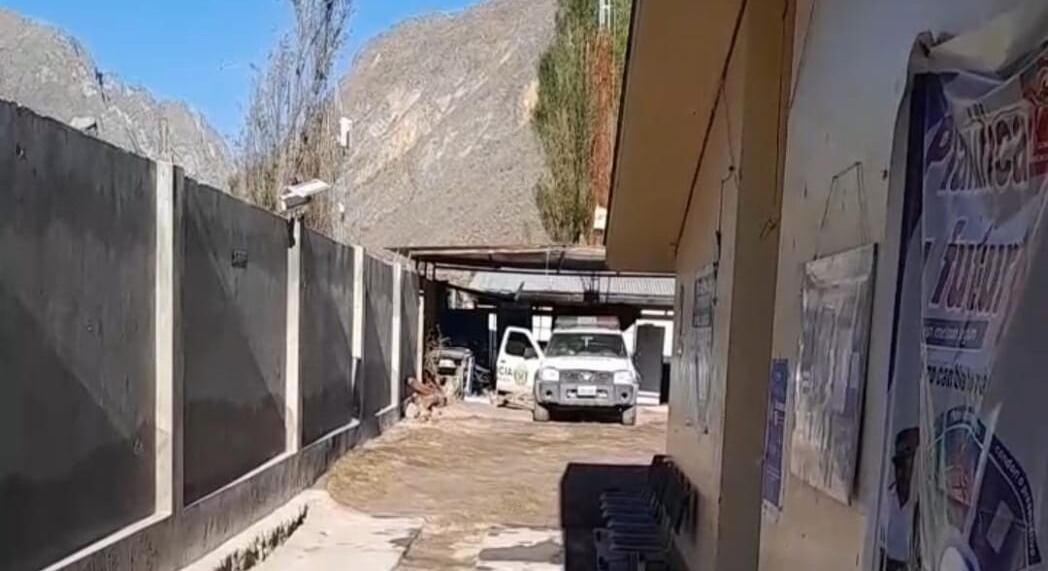 Sus cadáveres permanecen sobre la tolva de la camioneta de la policia. (Foto: GEC)