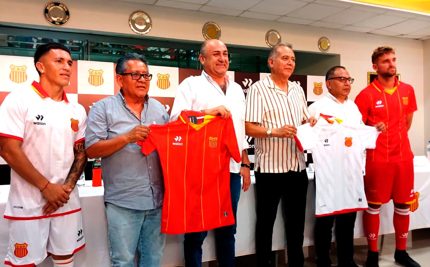 El presidente Arturo Ríos, junto a los directivos y jugadores Cristhian Neira y Emiliano Franco.