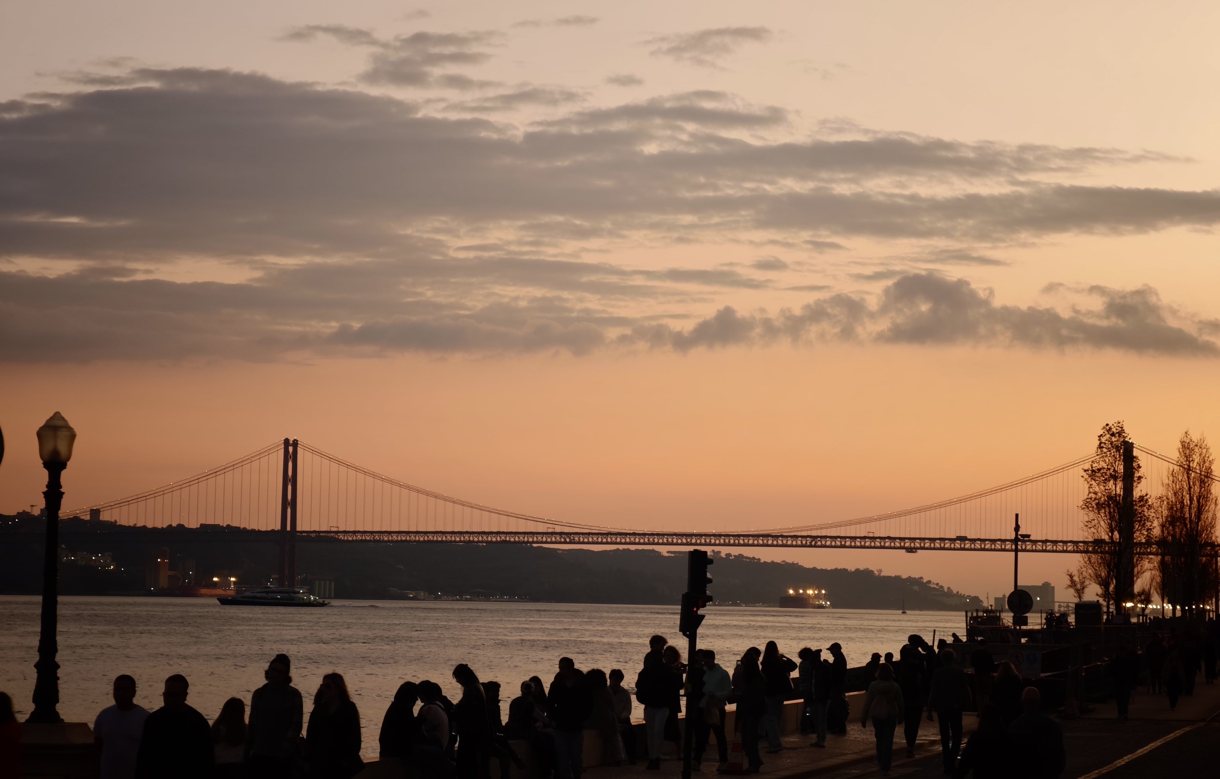 Escenarios nocturnos, atardeceres y paisajes urbanos pueden convertirse en contenido más atractivo aplicando técnicas simples de iluminación, composición y grabación móvil.