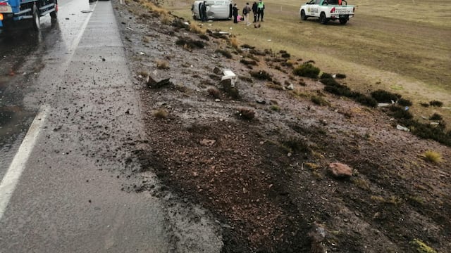 Pareja acabó herida al volcar en carretera Arequipa - Puno