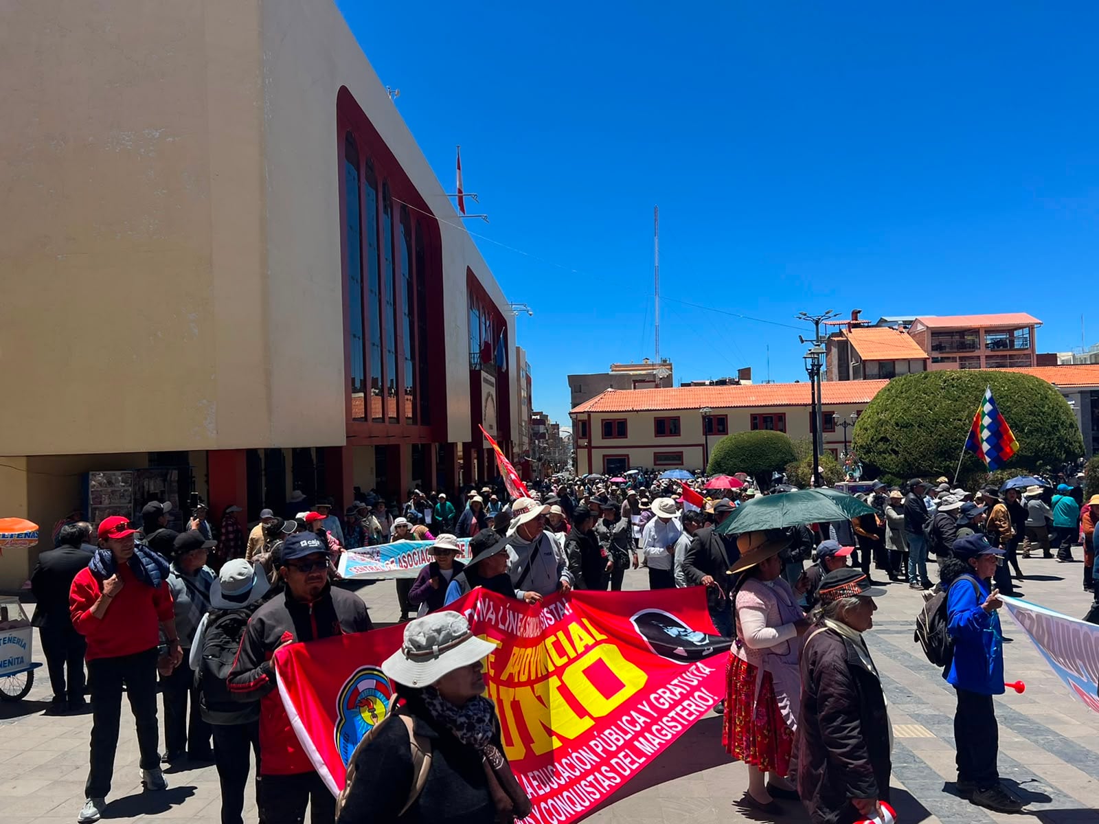 Puno: Organizaciones sociales marchan masivamente contra el alza de pasaje urbano