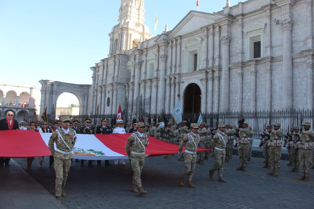 Paseo de la bandera por el 205 Aniversario de la Independencia del Perú en la Plaza de Armas de Arequipa (Foto: Yunsu Pariazapa/@photo.gec)
