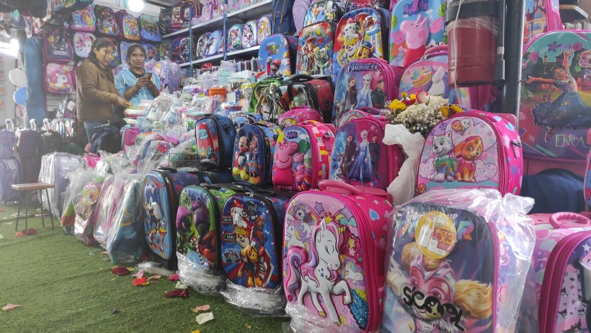 Mochilas en feria del estadio Melgar. Foto: GEC.