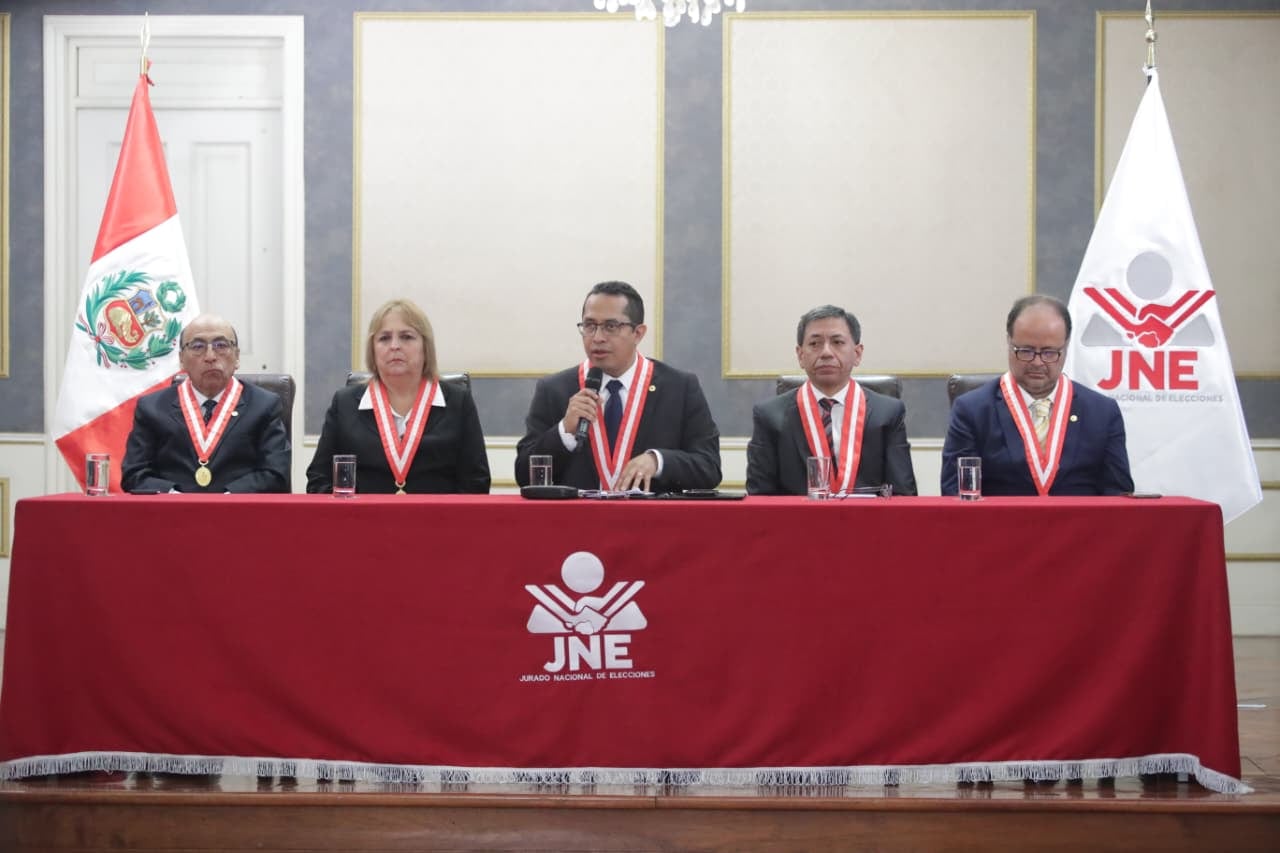 El presidente del Jurado Nacional de Elecciones sostuvo que el proceso electoral respetó el ordenamiento jurídico y anunció un comité de expertos para supervisar la segunda vuelta. (Foto: GEC)