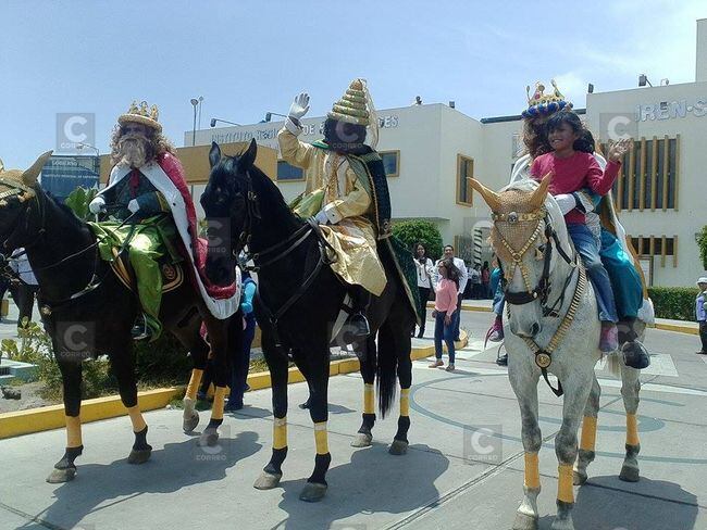 Reyes Magos recorren distritos y hospitales de Arequipa en sus caballos. Foto: GEC