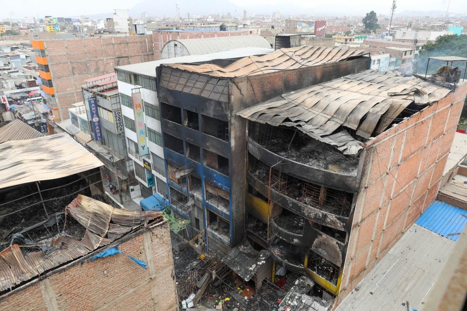 Defensoría del Pueblo advierte que centros comerciales son inseguros y el municipio de Trujillo no los fiscaliza por los constantes cambios de funcionarios. Además, hidrantes contra incendios no funcionan. En Tacora, en tanto, cierran zonas afectadas por el siniestro.