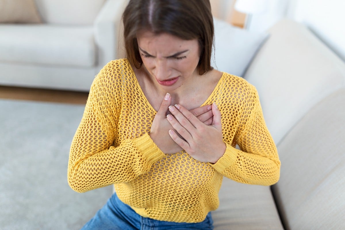 Los síntomas de un infarto en las mujeres pueden ser diversos y confundirse con molestias cotidianas. En el Mes del Corazón, un especialista explica qué manifestaciones deben llamar la atención y cuándo buscar atención médica. (Foto referencial: Freepik)