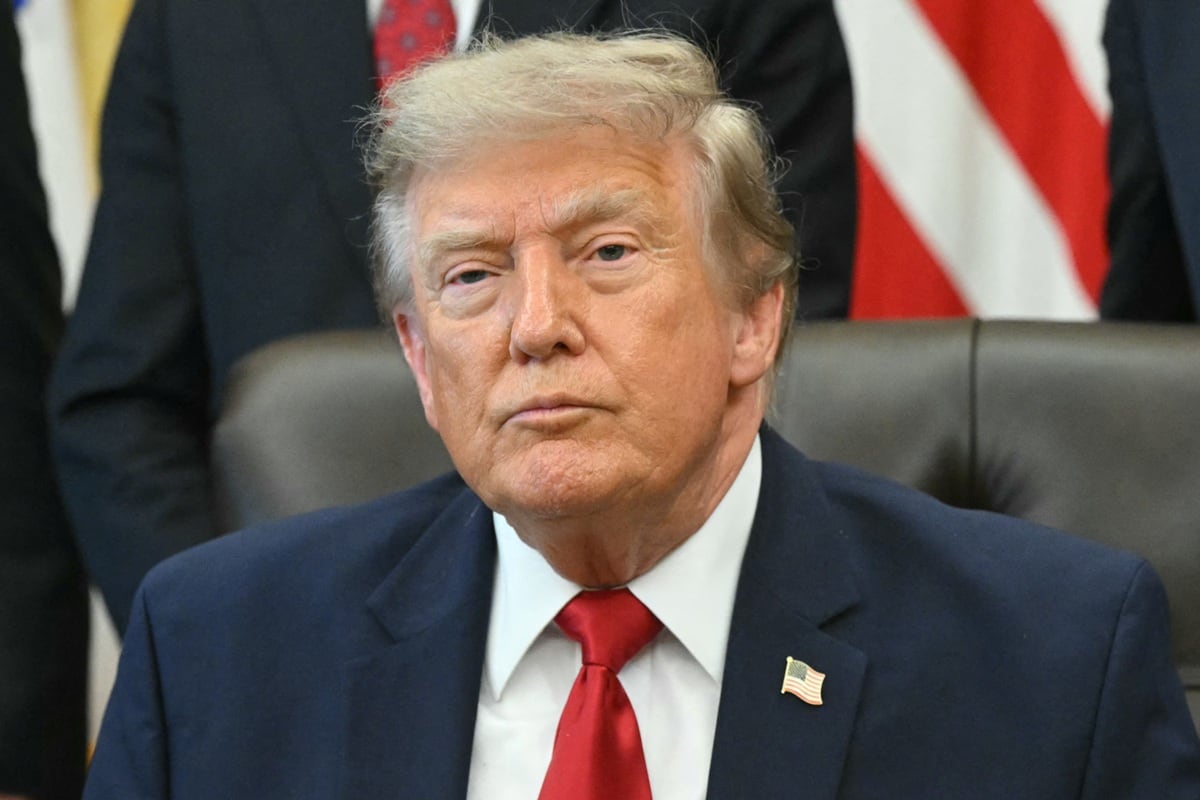 El presidente estadounidense Donald Trump observa tras firmar una orden ejecutiva, en el Despacho Oval de la Casa Blanca en Washington, DC, el 13 de julio de 2026. (SAUL LOEB / AFP)