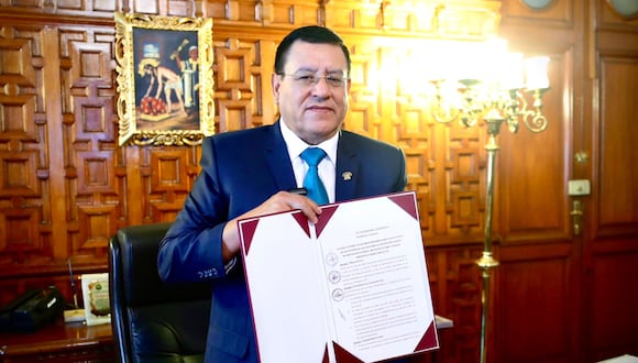 El presidente del Congreso, Alejandro Soto, muestra satisfecho la autógraga firmada de la ley que autoriza el séptimo retiro de fondos de las AFP.
