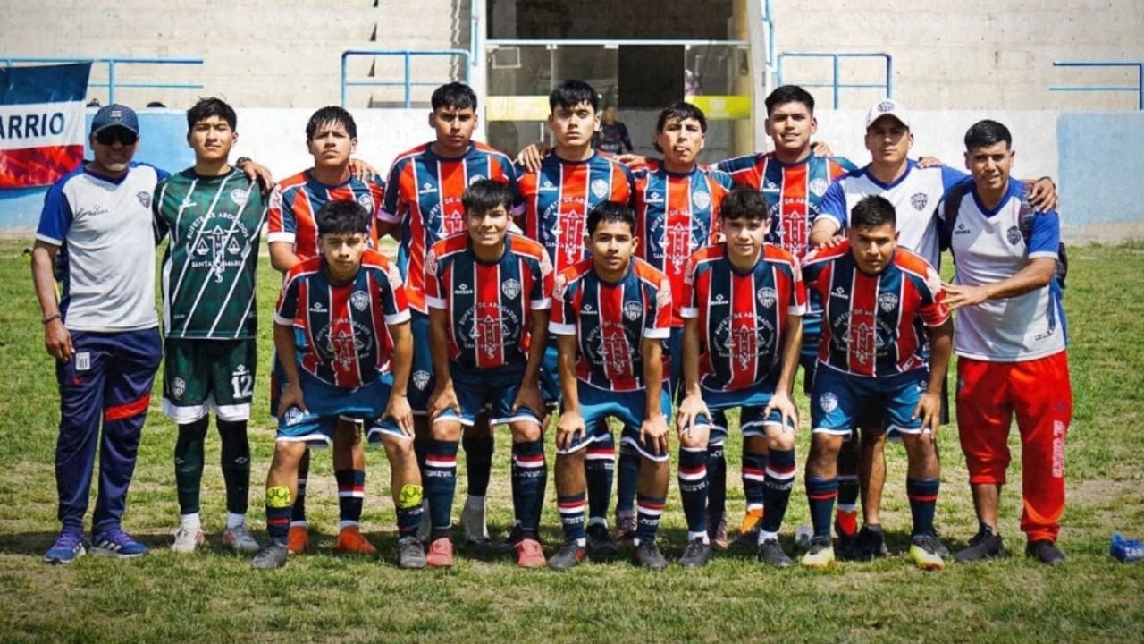 Miguel Grau y Juventud El Cruce marchan como líderes.
