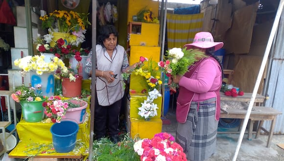 Visitantes se vieron gratamente sorprendidas al no tener que pagar por las flores. (Foto: Adrian Apaza)