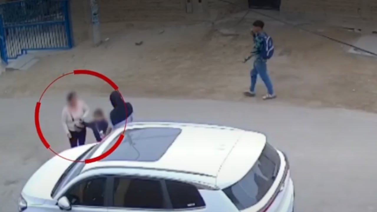La mujer fue interceptada a una cuadra de su vivienda cuando se dirigía a trabajar. Vecinos denuncian que una casa abandonada sería utilizada por delincuentes para esconderse.