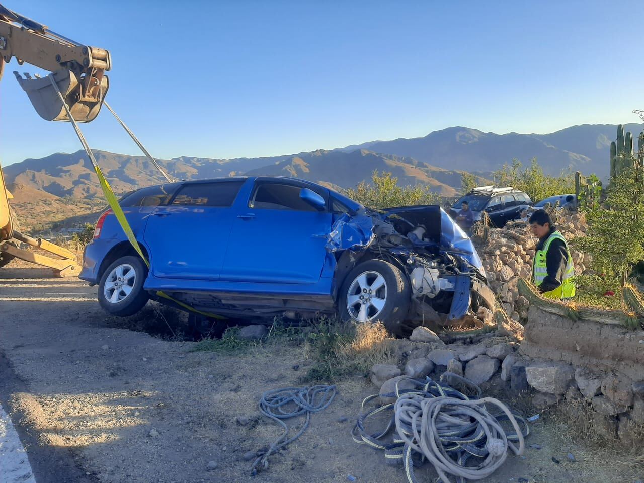 Auto de placa X1L-420 y retroexcavadora de consorcio colisionaron en vía ubicada en Tarata. (Foto: Difusión)
